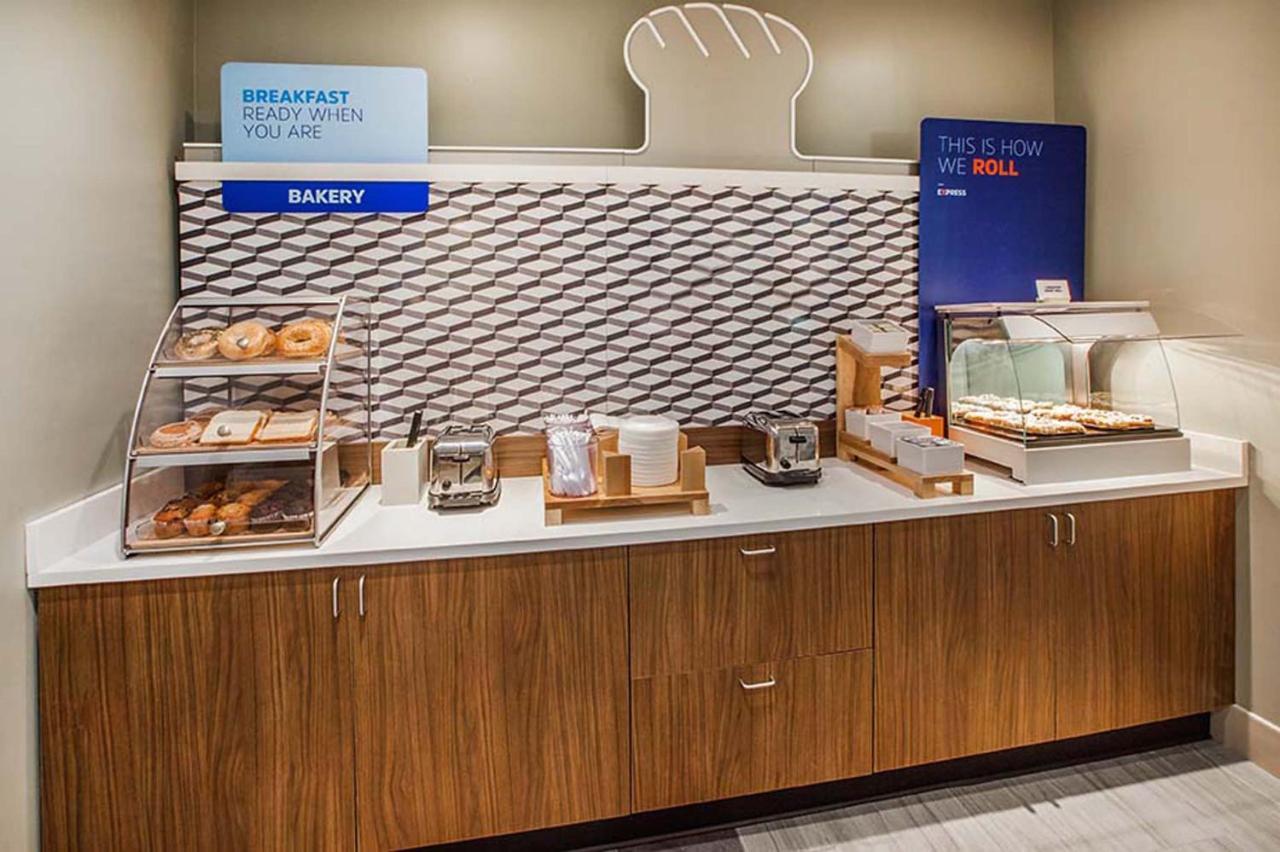 Holiday Inn Express Hotel And Suites Weslaco By Ihg Esterno foto
