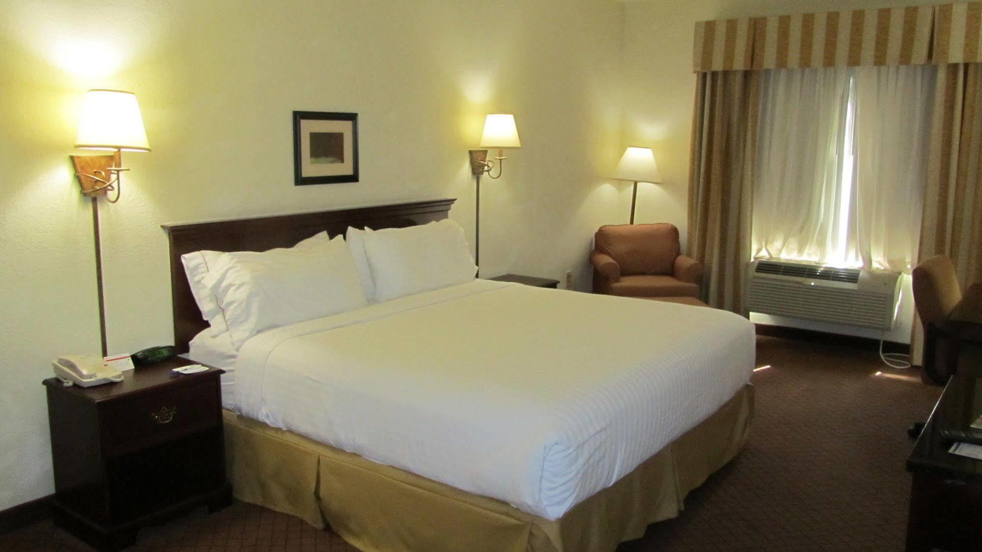 Holiday Inn Express Hotel And Suites Weslaco By Ihg Esterno foto