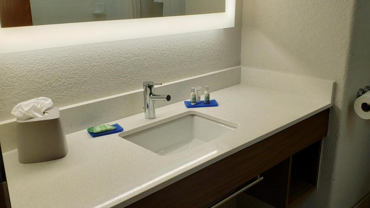 Holiday Inn Express Hotel And Suites Weslaco By Ihg Esterno foto