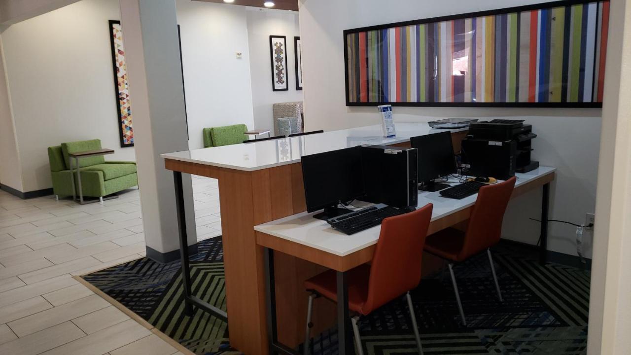 Holiday Inn Express Hotel And Suites Weslaco By Ihg Esterno foto