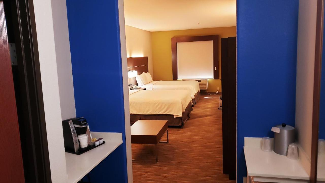 Holiday Inn Express Hotel And Suites Weslaco By Ihg Esterno foto